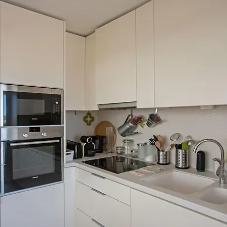 Magnificent 1 Bedroom With Views Over The Ocean דירה *