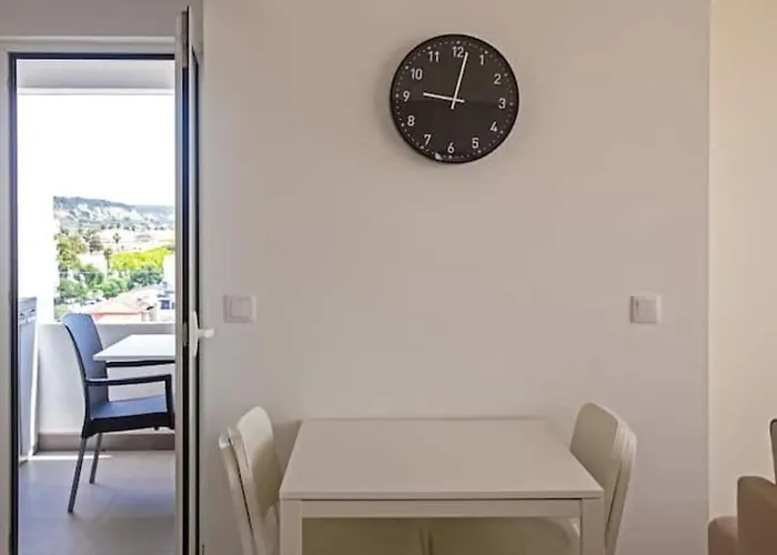 Magnificent 1 Bedroom With Views Over The Ocean *