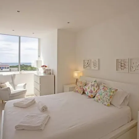 Magnificent 1 Bedroom With Views Over The Ocean Apartament