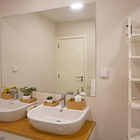 Magnificent 1 Bedroom With Views Over The Ocean